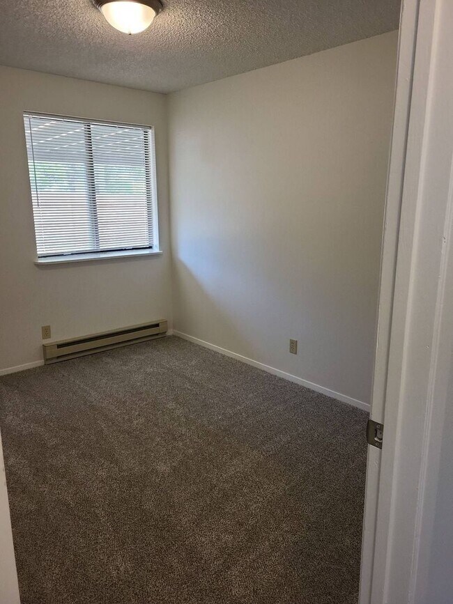 Building Photo - Hillview Duplex