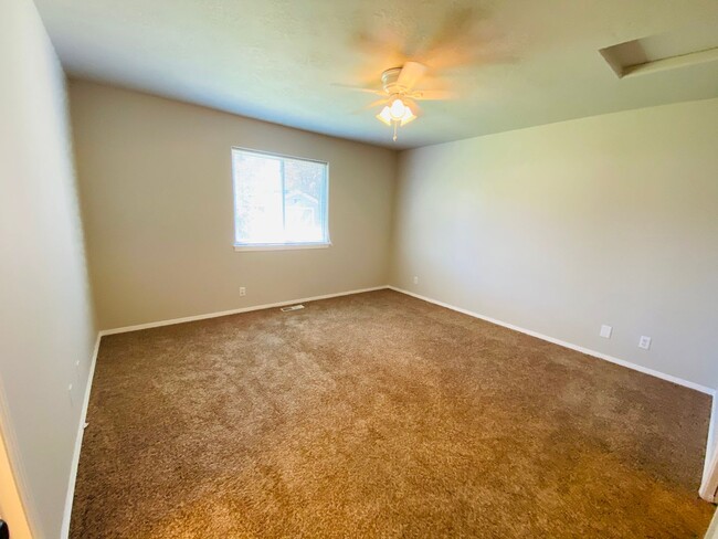 Building Photo - Wonderful Pet Friendly Home in Nampa!