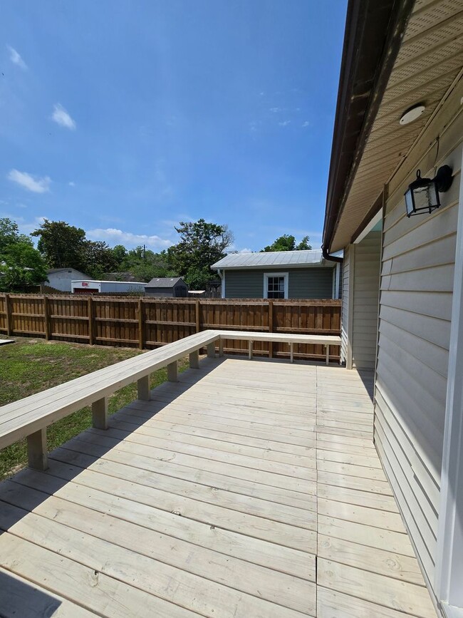 Building Photo - CAROLINA PLACE - Renovated 2 Bedroom - Gor...