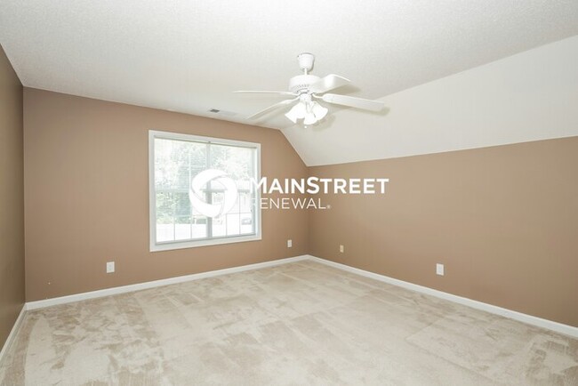 Building Photo - 1352 Vine Cir
