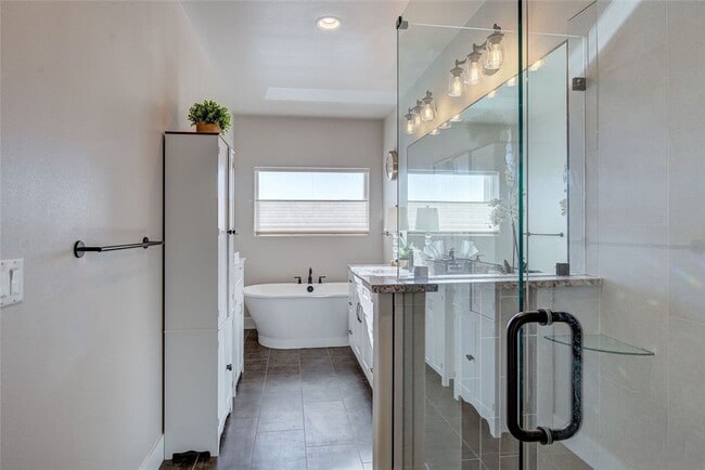 Building Photo - Beautiful 3+ bed, 3 bath home with 4 car garage, VIEWS, chef's kitchen and much more!