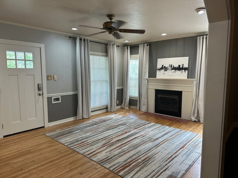 Entry Living Area - 4624 Calmont Ave