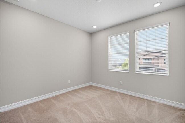 Building Photo - Modern 3BR/2.5BA Townhome in Estancia – Re...