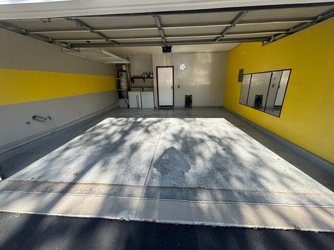 Building Photo - 3 Bedroom Towhome for Rent in Canyon Country!