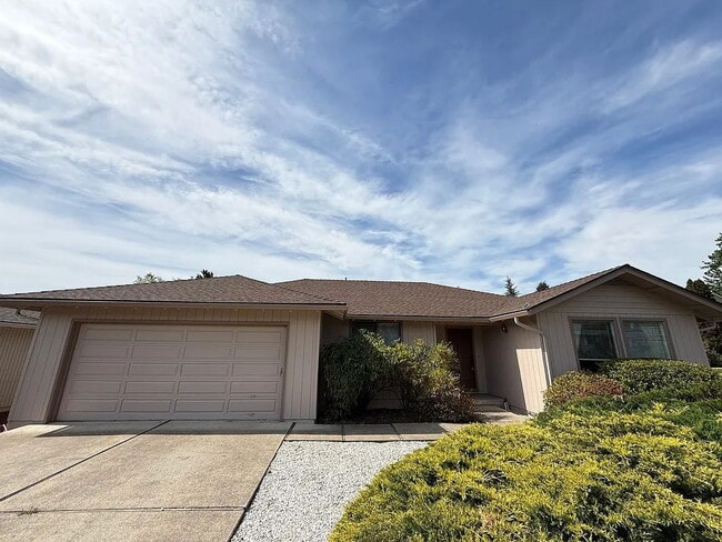 Building Photo - 530 Golf View Dr