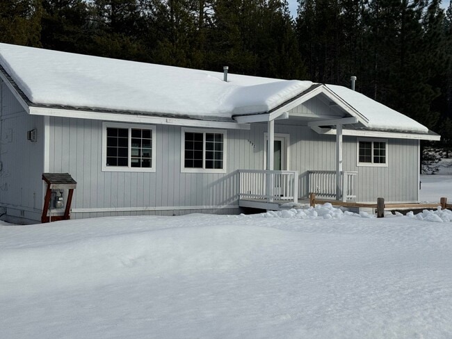 Building Photo - 2 bedroom 2 bath cabin close to hiking and biking trails