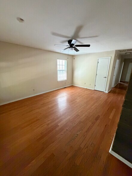 Building Photo - 3022 N Kenwood Ave