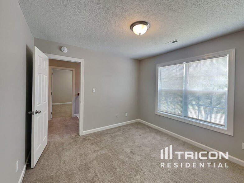 Building Photo - 2829 Rosemeade Dr