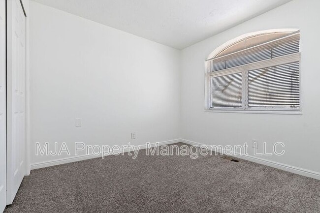 Building Photo - 443 Dorothea Way