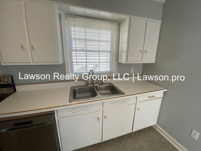 Building Photo - Cozy Raleigh Court Ranch with Partially Finished Basement