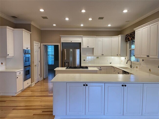 Building Photo - 6604 Crescent Lake Dr