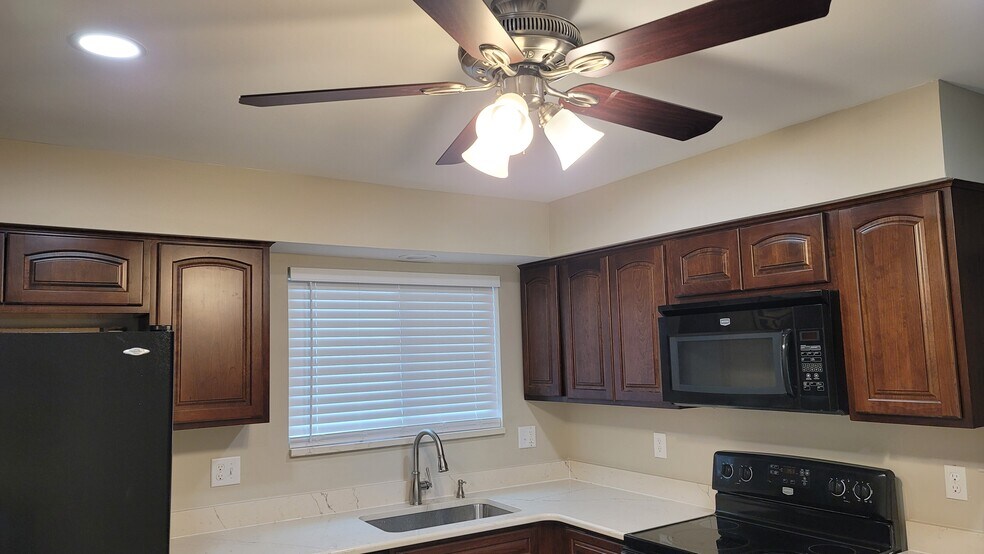 Building Photo - 1730 Sheffield Dr