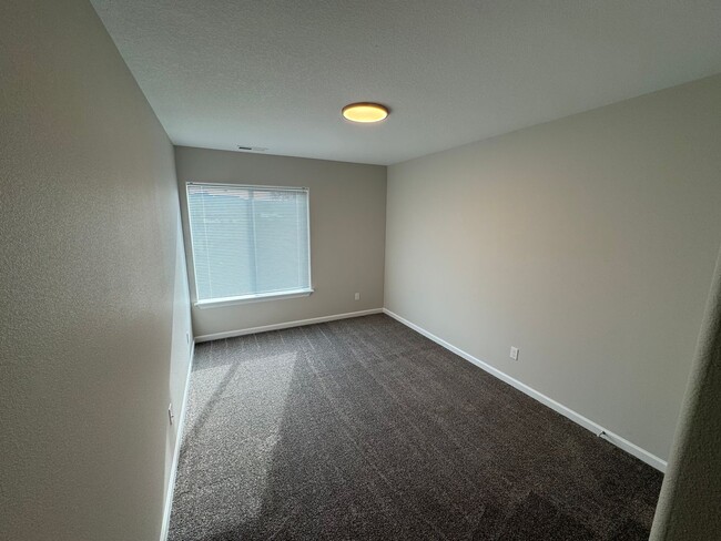Building Photo - Brand New 4 Bed / 2.5 Bath Duplex! $250 Am...