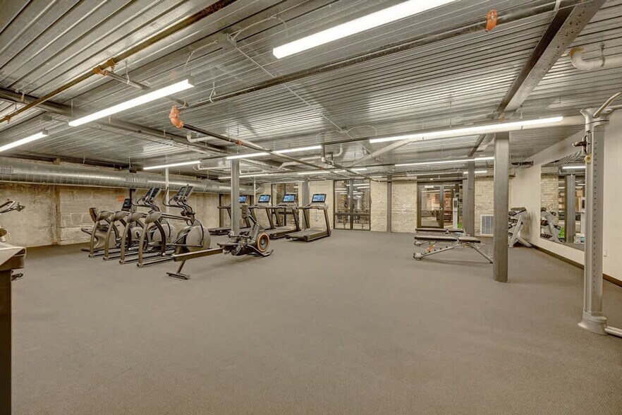 Building Photo - 1009 W Juneau Ave