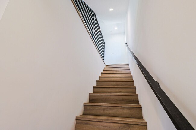 Building Photo - 2419 Carmona Ave