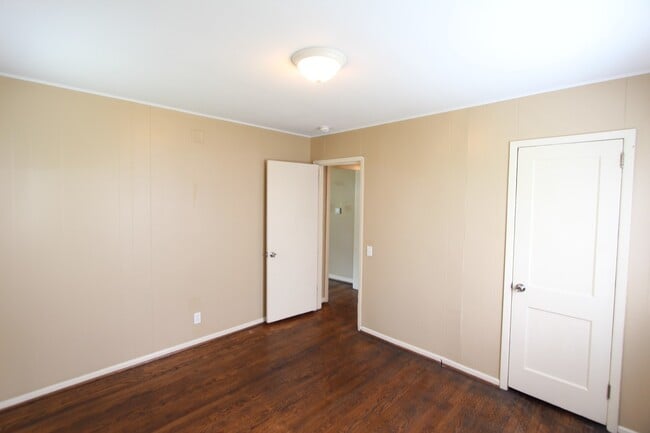 Building Photo - 3 Bedroom 1 Bath PLUS Large Den - New On T...