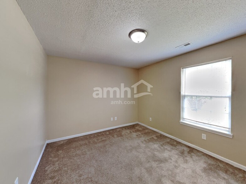 Building Photo - 950 Millbrook Dr