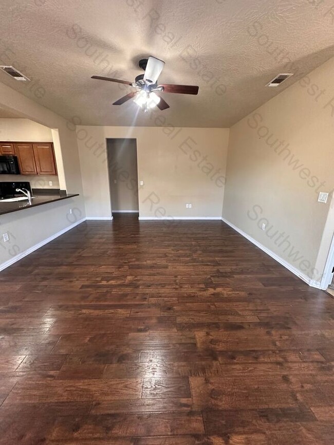 Building Photo - Beautiful 3 bedroom 2 bath