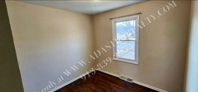 Building Photo - Beautiful House in South KC-Available NOW!!