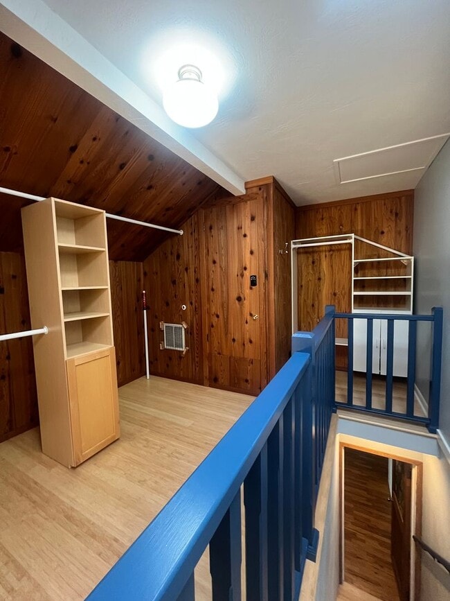 Building Photo - 3- Bedroom 2.5-Bathroom Gardening paradise...