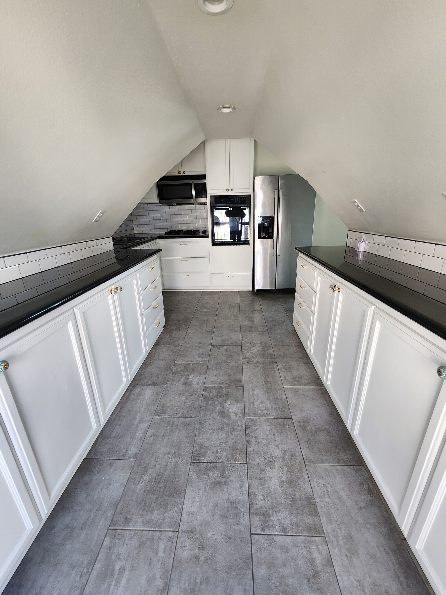 Kitchen with plenty of storage space - 1307 W 23rd St