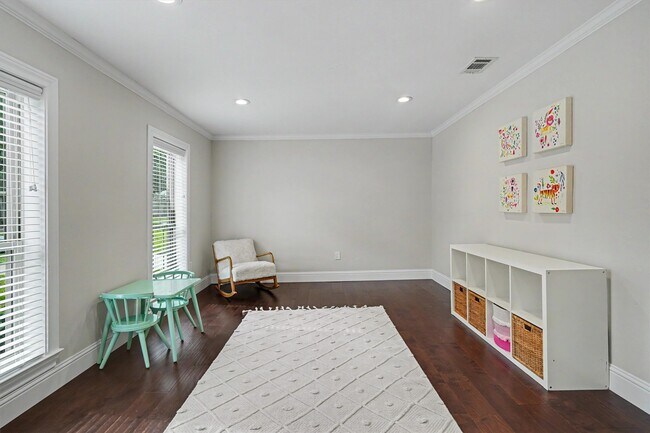 Building Photo - 751 Bison Dr