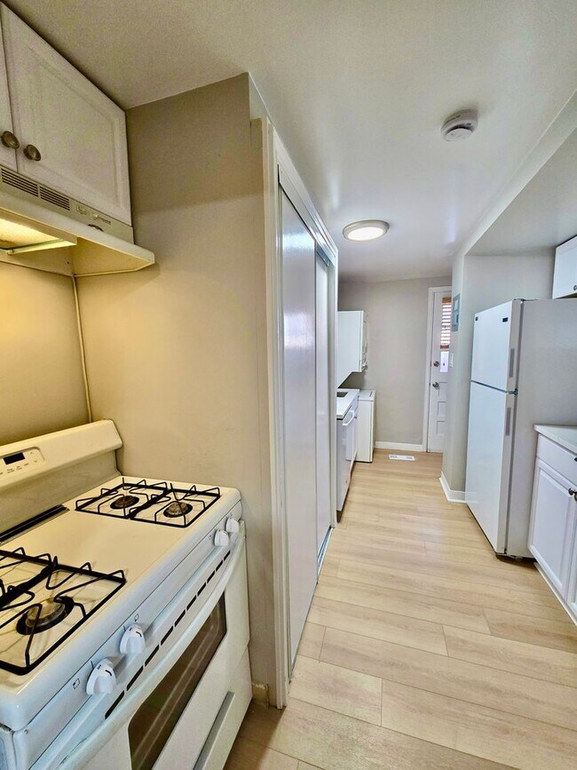 Building Photo - Prime Location! 1BR Bungalow Near DU, Light Rail & Porter Hospital — Available Now!!