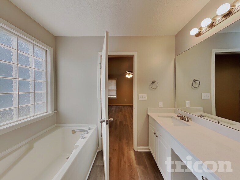 Building Photo - 1113 Dunwoody Dr