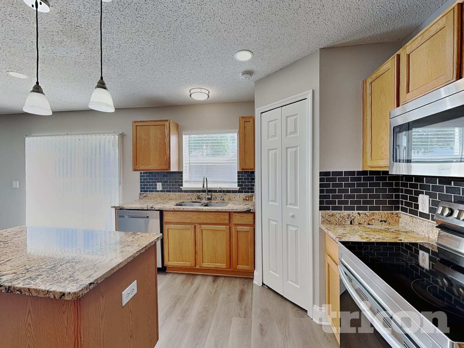 Building Photo - 13561 Linden Dr