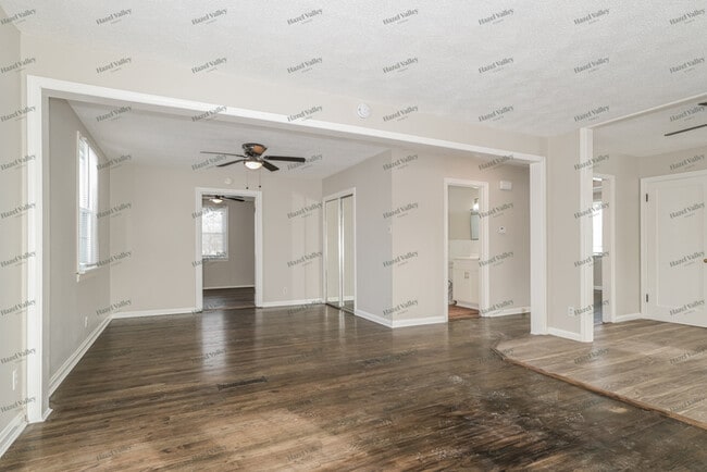 Building Photo - 1023 St Denis St