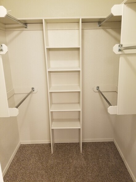 Walk-in closet - 9023 N Rockwell Dr
