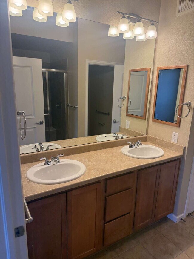 Building Photo - "2-Bed, 2-Bath Condo in The Vallagio – Your Perfect Retreat!"