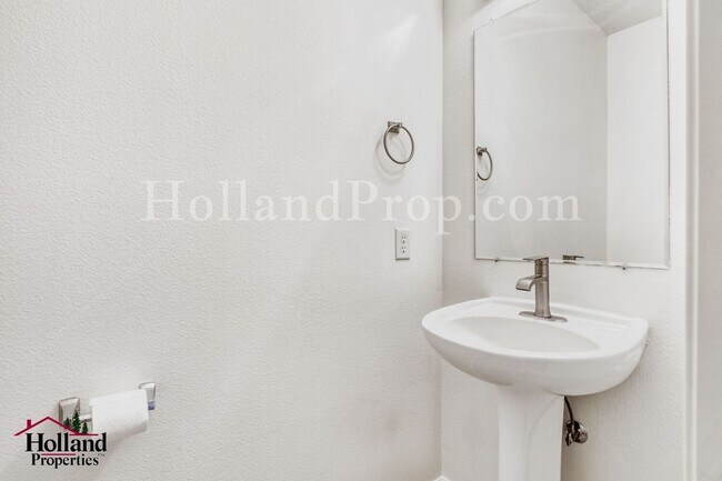 Building Photo - Updated Monthly Rent: $3,000 - Beautiful updated 4 Bedroom home in Beaverton