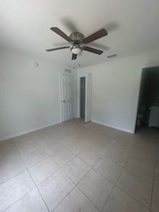 Building Photo - 3/2/1 Single Family Home Available-Cozy Pe...