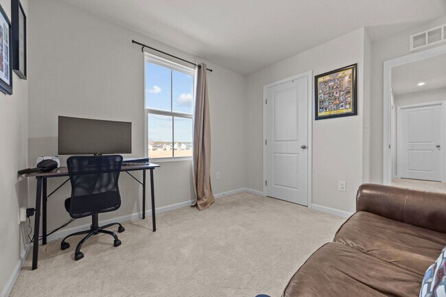 Building Photo - 160 Day Song Ct