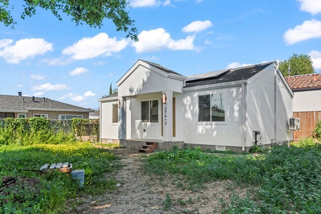 Building Photo - 374 S 21st St