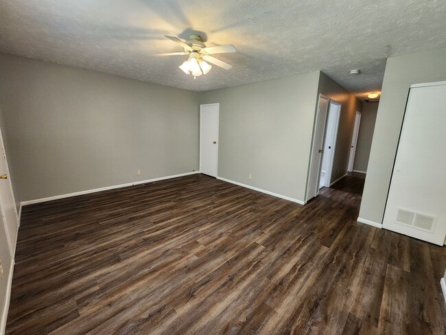 Building Photo - 3 Bedroom Home in Bloomington