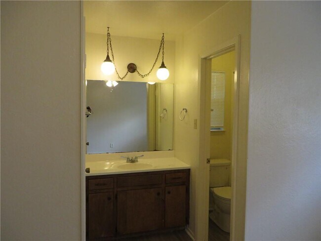 Building Photo - 502 Tanglewood Dr