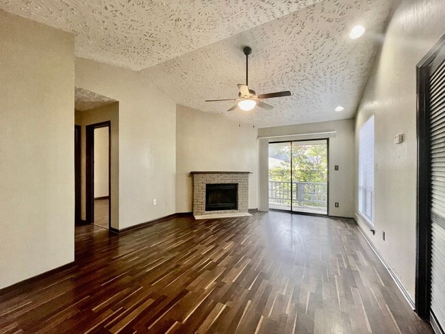 Building Photo - Gorgeous Condo, 2 Bedrooms/2 Balconies/2 Bathrooms - WALK TO CAMPUS! - Reduced Deposit - 50% off ...