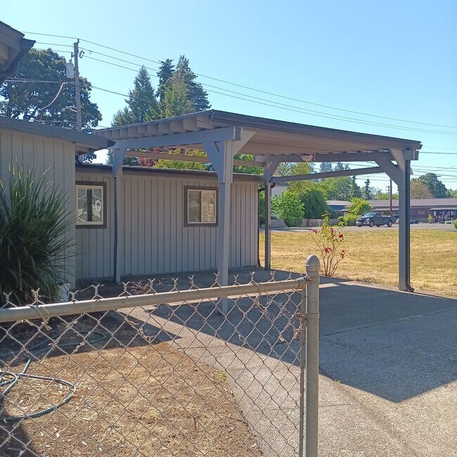 Building Photo - Great Home & Office is Ready for you in Jefferson!
