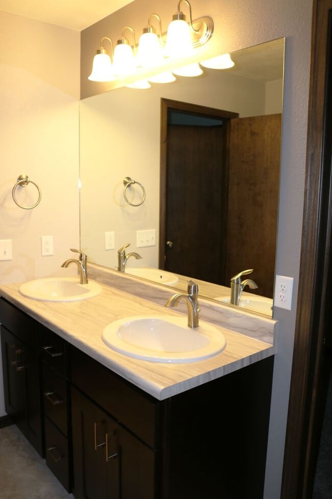 Building Photo - Spacious 3BR Townhome on Quiet Cul-de-Sac | 2,000+ Sq Ft & Attached Garage!