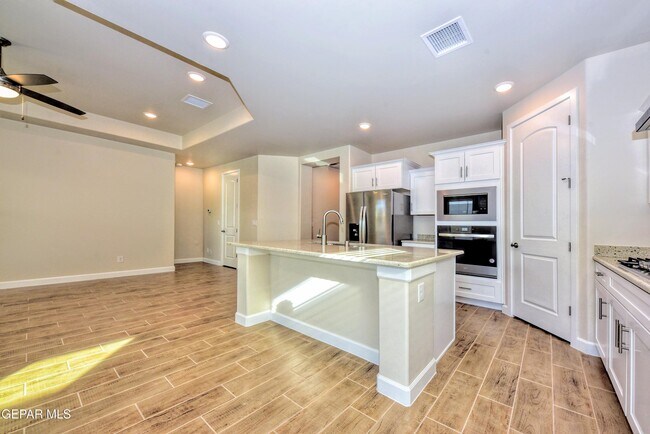 Building Photo - 705 Paseo De La Reina St