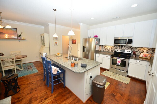 Building Photo - Clubhouse and pool community in the heart of Greenbrier!