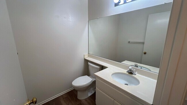 Building Photo - (APPLICATION PENDING) West Lancaster Home in a cul-de-sac