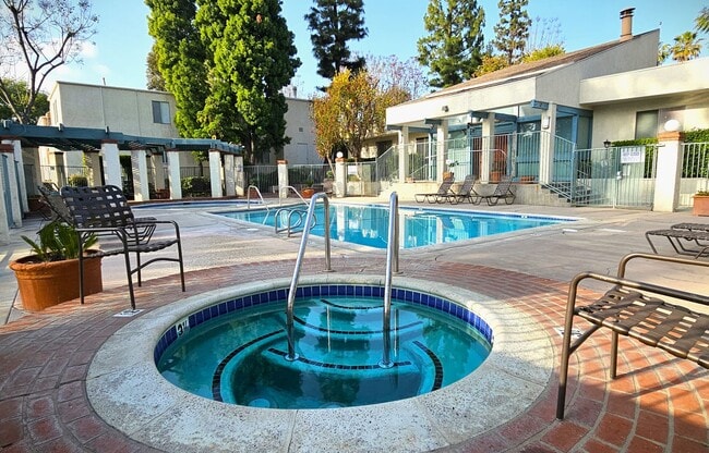 Building Photo - Beautiful 2 Bedrooms, 1 Bath Condo in Grea...