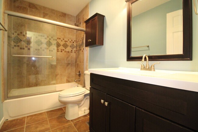 Building Photo - QUIET NEIGHBORHOOD!!  3 Bedroom, 1.5 Bath Home in Norwalk
