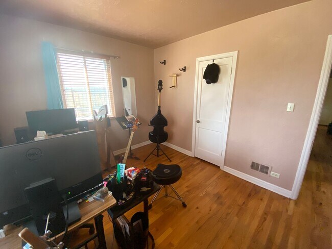 Building Photo - Awesome 2 bedroom Bungalow in Cory-Merill Neighborhood