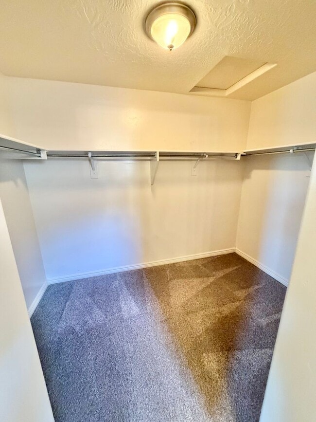 Building Photo - Town home in Little Valley Area. End Unit!!