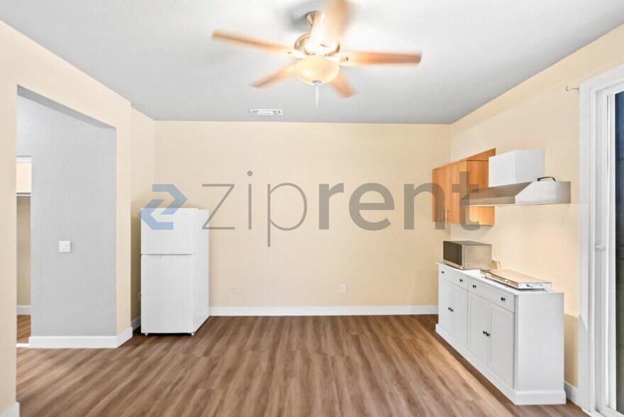 Building Photo - Unit