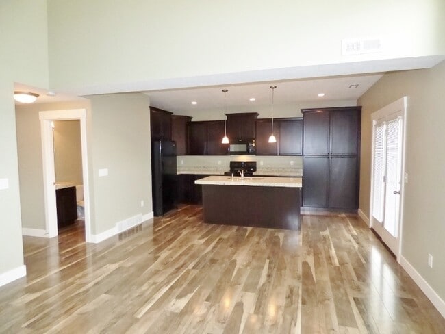 Building Photo - 3 Bed 2.5 Bath Condo